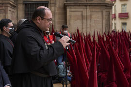 Intervención de Justo Díaz Villarreal. Acto de la Hermandad de los Estudiantes en la Catedral. Plaza del Obispo, Málaga. Abril de 2022