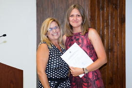 Gema Zarzuela con una alumna en su graduación. Centro Internacional de Español. Julio de 2014