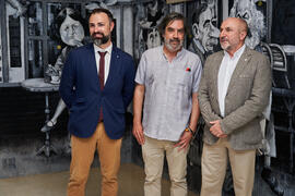 Mariano Ruiz, Ángel Idígoras y Eugenio Luque. Inauguración del mural de Idígoras en la Facultad de Ciencias Económicas y Empresariales de la Universidad de Málaga. Campus de El Ejido. Junio de 2022