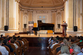Diego Rodríguez presenta el concierto de Paula Coronas homenaje a la Facultad de Económicas. Teatro María Cristina. Mayo de 2015