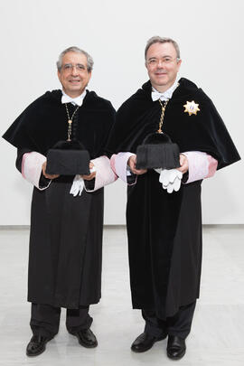 Retrato de José Ángel Narváez y Guillermo Cisneros previo a la investidura como Doctor "Honoris Causa" de Antonio Luque por la Facultad de Ciencias de la Universidad de Málaga. Edificio del Rectorado. Octubre de 2016