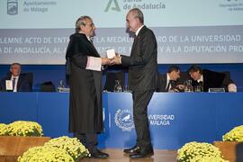Entrega de la Medalla de Oro de la Universidad de Málaga al Ayuntamiento de la capital. Paraninfo. Noviembre de 2023