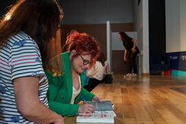 Firma de libros. "Dialogando" con Clara Grima. Escuela de Ingenierías Industriales de la Universidad de Málaga. Mayo de 2024