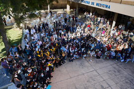 Foto de grupo. Homenaje a los sanitarios en la Facultad de Medicina de la Universidad de Málaga. Campus de Teatinos. Octubre de 2021