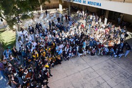 Foto de grupo. Homenaje a los sanitarios en la Facultad de Medicina de la Universidad de Málaga. Campus de Teatinos. Octubre de 2021