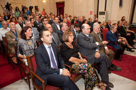 Asistentes a la entrega de la Medalla de la Ciudad y el título de Hijo Predilecto a Eugenio Chicano. Ayuntamiento de Málaga. Octubre de 2014