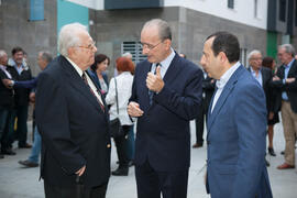 Eugenio Chicano, Francisco de la Torre y José Luis Ruiz Espejo. Momentos previos a la inauguración de la plaza Pintor Eugenio Chicano. Málaga. Noviembre de 2016