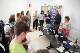 Cata de vino. Mesa redonda "Emprendimiento femenino en la gastronomía". Seminario "Emprende 21". Facultad de Ciencias Económicas y Empresariales. Octubre de 2016