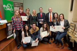Foto de grupo con los galardonados tras la entrega de premios de la VII Olimpiada de Economía. Facultad de Ciencias Económicas y Empresariales. Febrero de 2015