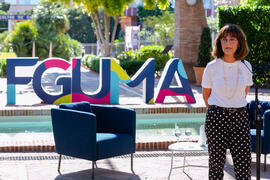 Rosario Gutiérrez presenta la conferencia "Dialogando" con Theresa Zabell. Jardín Botánico de la Universidad de Málaga. Mayo de 2021