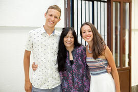 Josefa García con alumnos en su graduación. Centro Internacional de Español. Julio de 2014