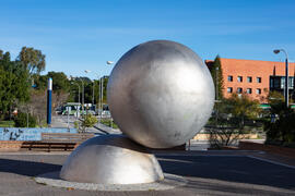 Escultura en la Facultad de Ciencias de la Universidad de Málaga. Campus de Teatinos. Febrero de 2021
