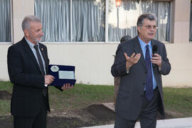 Nikos Kantarzis y Nikos Kastanos en la presentación del árbol de Hipócrates donado por la isla de Kos. Facultad de Medicina. Octubre de 2017