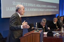 Francisco de la Torre. Entrega de la Medalla de Oro de la Universidad de Málaga al Ayuntamiento de la capital. Paraninfo. Noviembre de 2023