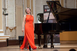 Paula Coronas en su concierto homenaje a la Facultad de Económicas. Teatro María Cristina. Mayo de 2015