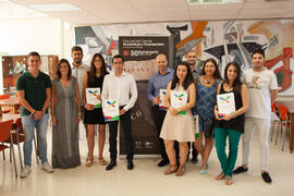 Foto de grupo. Entrega de Becas de la Cátedra Santander de Responsabilidad Social Corporativa. Facultad de Ciencias Económicas y Empresariales. Julio de 2015