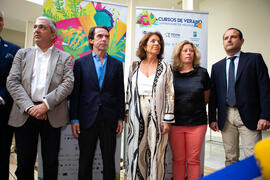 Foto de grupo. Encuentro con José María Aznar. Cursos de Verano de la Universidad de Málaga. Edificio del Rectorado. Julio de 2018
