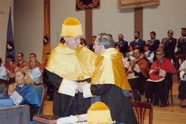 Investidura como Doctor "Honoris Causa" de D. Manuel Elkin Patarroyo por la Facultad de Medicina de la Universidad de Málaga. Teatro Cervantes. Junio de 1996