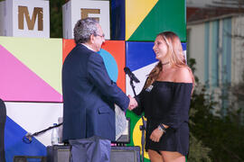 Entrega de diploma a una alumna del Centro Internacional de Español. Bienvenida a los alumnos de intercambio internacional de la Universidad de Málaga. Jardín botánico. Octubre de 2016