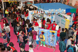 Estand de la Facultad de Filosofía y Letras. Jornada de Puertas Abiertas de la Universidad de Málaga. Complejo Polideportivo Universitario. Abril de 2016