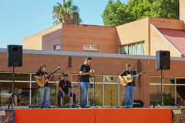 Concierto en el jardín de la facultad como parte del acto de bienvenida a los alumnos de primer curso de Económicas. Paraninfo. Septiembre de 2014
