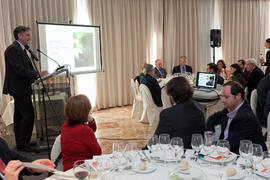 Juan Manuel Nieblas presenta a D. Juan José Sánchez Luque en su nombramiento como Alumno de Honor de la Universidad de Málaga. AC Málaga Palacio. Febrero de 2015