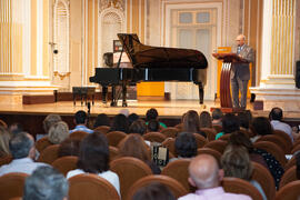 Diego Rodríguez presenta el concierto de Paula Coronas homenaje a la Facultad de Económicas. Teatro María Cristina. Mayo de 2015