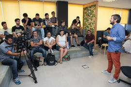Nacho Muñoz presenta la actividad a los participantes en el Spin-Off Scape. Edificio "The Green Ray". Septiembre de 2016
