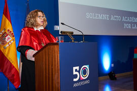 Magdalena Martín da lectura a la "Laudatio". Investidura de nuevos doctores por la Universidad de Málaga. Paraninfo. Junio de 2022
