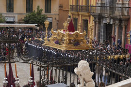 Trono del Santo Cristo Coronado de Espinas. Acto de la Hermandad de los Estudiantes en la Catedral. Plaza del Obispo, Málaga. Abril de 2022