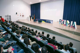 Fabián Arrebola presenta la conferencia "Dialogando" con Chema Alonso. Salón de actos de la E.T.S.I Informática y Telecomunicaciones. Abril de 2017