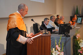 Eugenio Luque durante la investidura como Doctor "Honoris Causa" de D. Jaime Gil Aluja por la Facultad de Económicas de la Universidad de Málaga. Paraninfo. Noviembre de 2014
