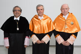Retrato de José Ángel Narváez, Carlos Ángel Benavides y José Emilio Navas previo a su investidura como Doctor "Honoris Causa" por la Facultad de Ciencias Económicas y Empresariales de la Universidad de Málaga. Edificio del Rectorado. Abril de 2017
