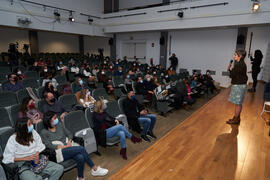 Luisa María Gómez del Águila presenta la conferencia "Dialogando" con Raquel Haro. Facultad de Psicología y Logopedia de la Universidad de Málaga. Febrero de 2022