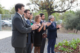 Ernesto Pimentel y José Ángel Narváez con la familia del homenajeado. Homenaje en recuerdo del profesor José María Troya. Escuela Técnica Superior de Ingeniería Informática. Octubre de 2016