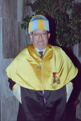 Investidura como Doctor "Honoris Causa" de D. Eduardo García de Enterría por la Universidad de Málaga. Paraninfo. Abril de 1999