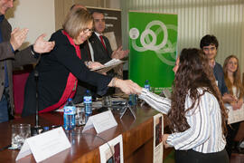 Adelaida de la Calle en la entrega de premios a los alumnos ganadores de la VIII Olimpiada Local de Economía. Facultad de Ciencias Económicas y Empresariales. Febrero de 2016