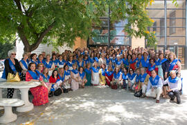 Foto de grupo tras la graduación y clausura del curso del Aula de Mayores de la Universidad de Málaga. Campus de Teatinos. Junio de 2018