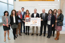 Foto de grupo tras la presentación del décimo de lotería conmemorativo del 50 Aniversario de la Facultad de Económicas. Diputación Provincial de Málaga.Facultad de Ciencias Económicas y Empresariales. Abril de 2016