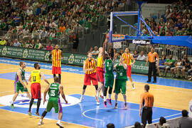 Jugada de baloncesto. Homenaje del Unicaja Baloncesto a la Facultad de Económicas en su 50 Aniversario. Palacio de Deportes José María Martín Carpena. Mayo de 2015