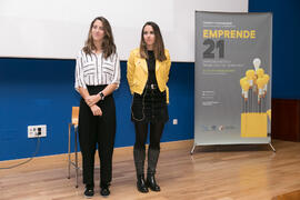 Macarena Parrado presenta el seminario "Emprende 21" con Míriam García y Sara Carmona. Paraninfo. Noviembre de 2017
