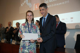 Entrega del quinto premio a Inés Benito. Entrega de premios en el Paraninfo de la Universidad de Málaga. Olimpiada Española de Economía, Fase Nacional. Junio de 2015