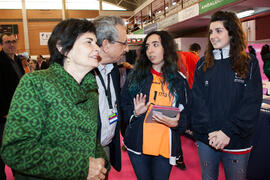 Tecla Lumbreras y José Ángel Narváez en el estand de Deporte Universitario. Jornadas de Puertas Abiertas de la Universidad de Málaga. Complejo Polideportivo Universitario. Abril de 2016