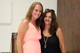Esther García con una alumna en su graduación. Centro Internacional de Español. Agosto de 2014