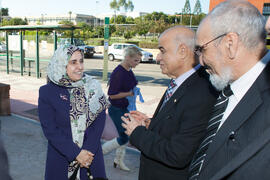 Hissa Al-Otaiba, Hamid Al-Naimiy y Maamar Bettayeb en la inauguración de la Oficina de la Universidad de Sharjah, Emiratos Árabes. Jardín Botánico. Noviembre de 2015