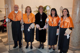 Adelaida de la Calle junto con otros miembros de la Universidad de Málaga momentos previos de salir en el desfile procesional de la estación de penitencia de la Hermandad de los Estudiantes. Abril de 2014
