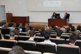Macarena Parrado presenta la conferencia de José María Gay de Liébana "La economía y las cuentas del fútbol europeo". Paraninfo. Abril de 2016