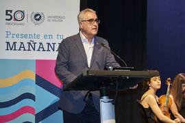 Antonio Heredia Bayona presenta el Concierto Conmemorativo del 50 Aniversario de la Universidad de Málaga. Auditorio Edgar Neville, Málaga. Junio de 2022