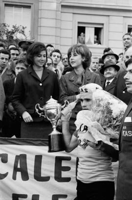 Antonio Barrutia con el trofeo al ganador de la X Vuelta Ciclista a Andalucía. Málaga. Febrero, 1963.