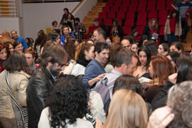 César Bona entre alumnos tras el coloquio "Dialogando". Facultad de Derecho. Enero de 2017